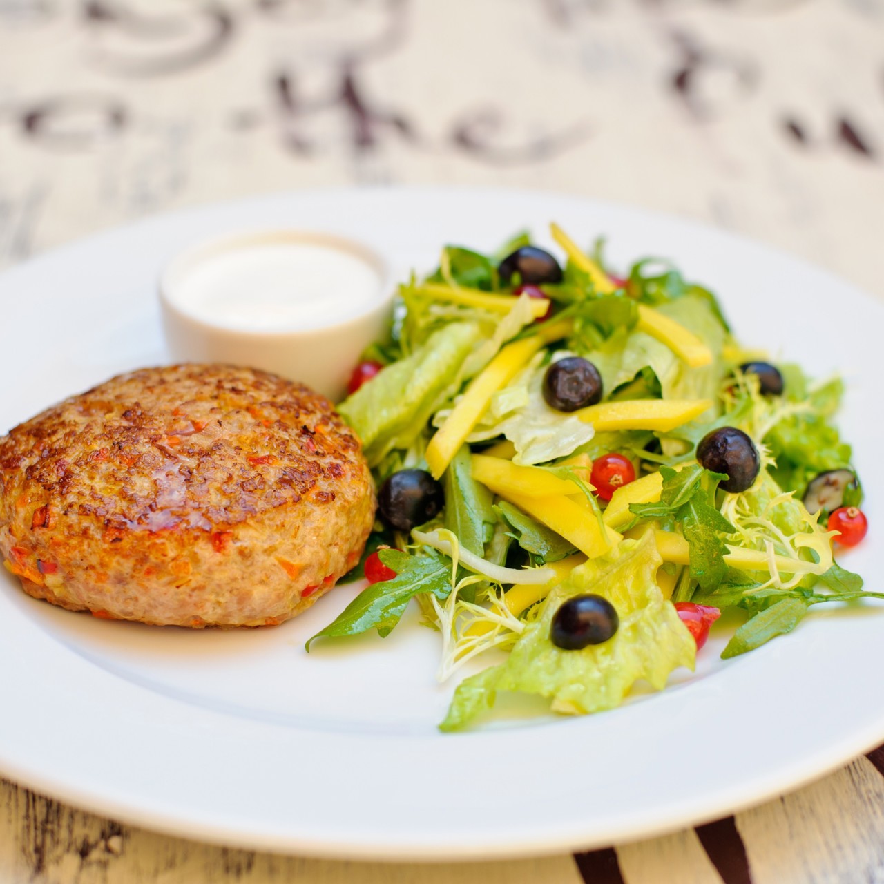 Бургер из индейки с зеленым салатом и фермерской сметаной