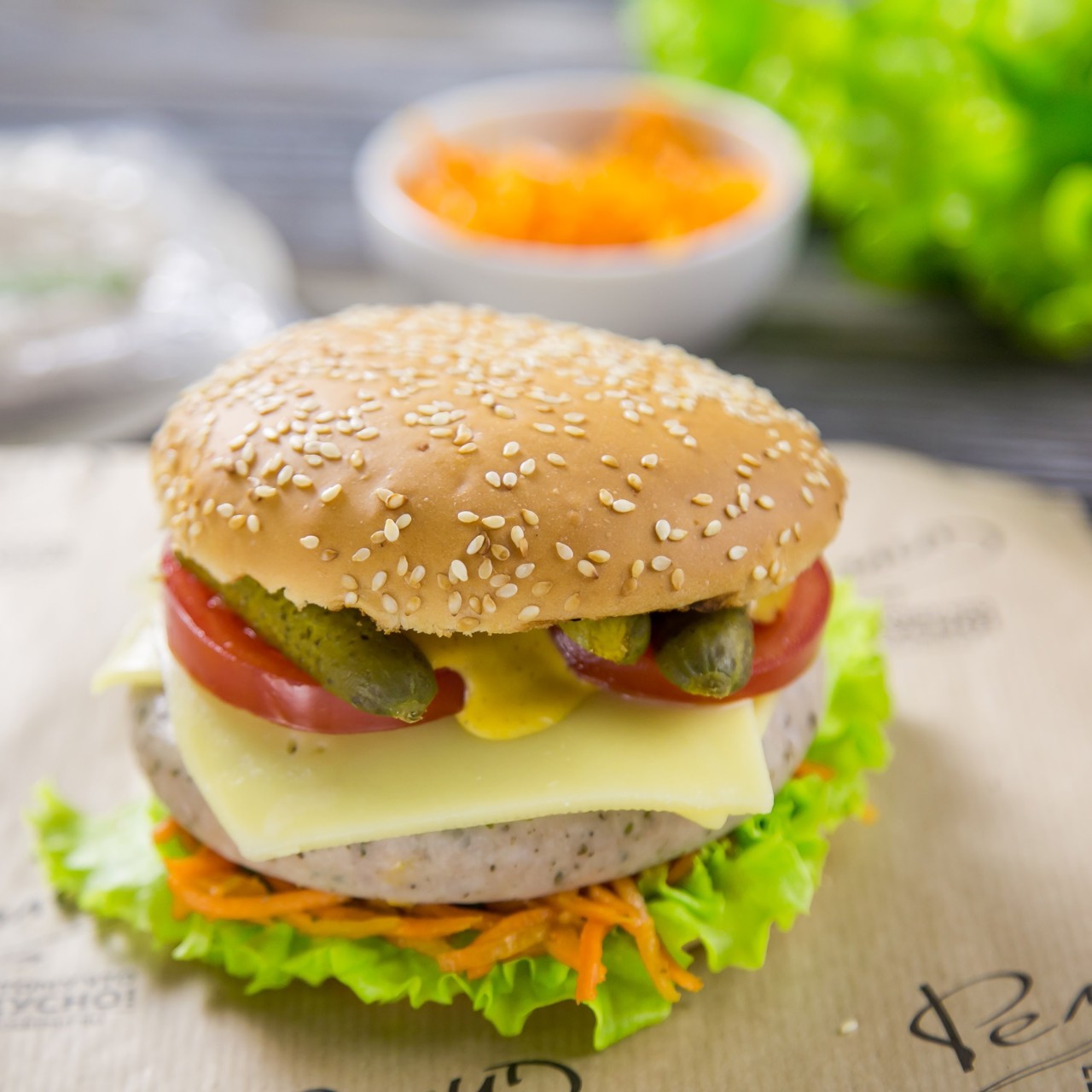 Бургер с колбасками