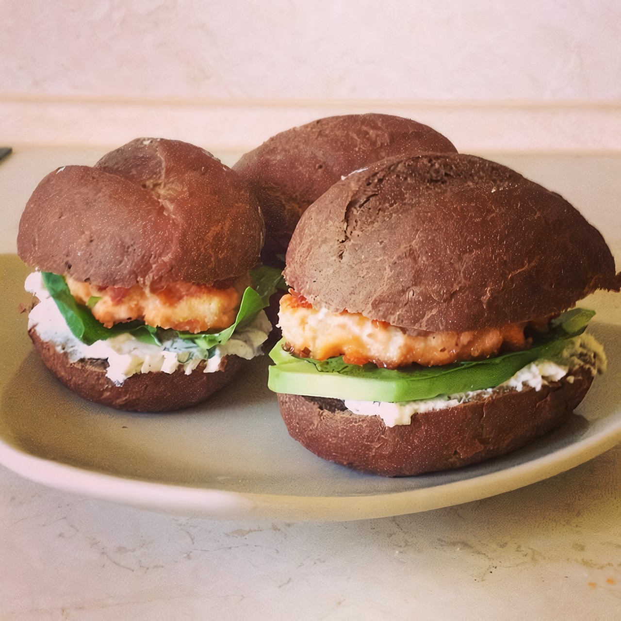 Бургер с семгой и авокадо