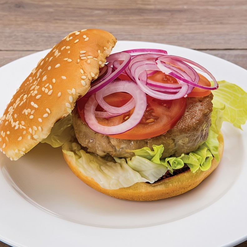 Бургер с тунцом, луком и помидором