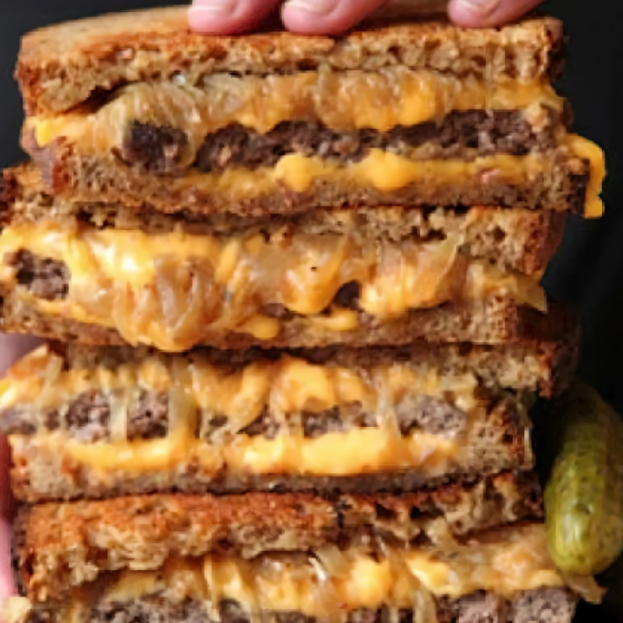 Бутерброд из говядины с расплавленным сыром