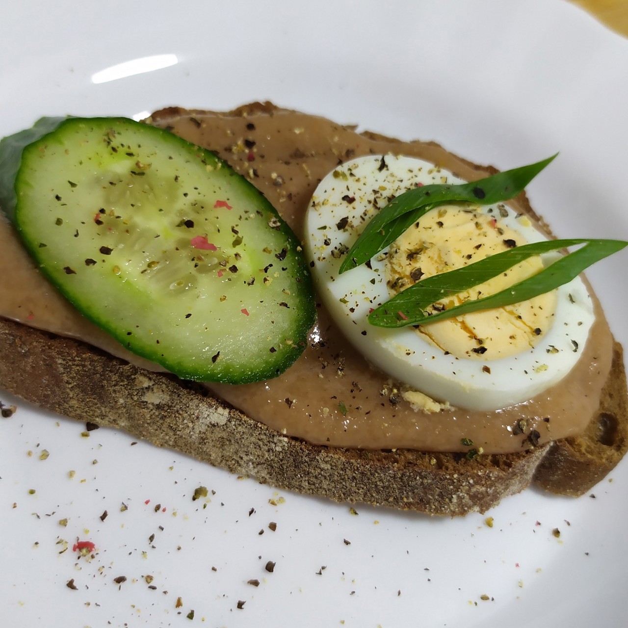 Бутерброд с икрой трески, яйцом и свежим огурцом