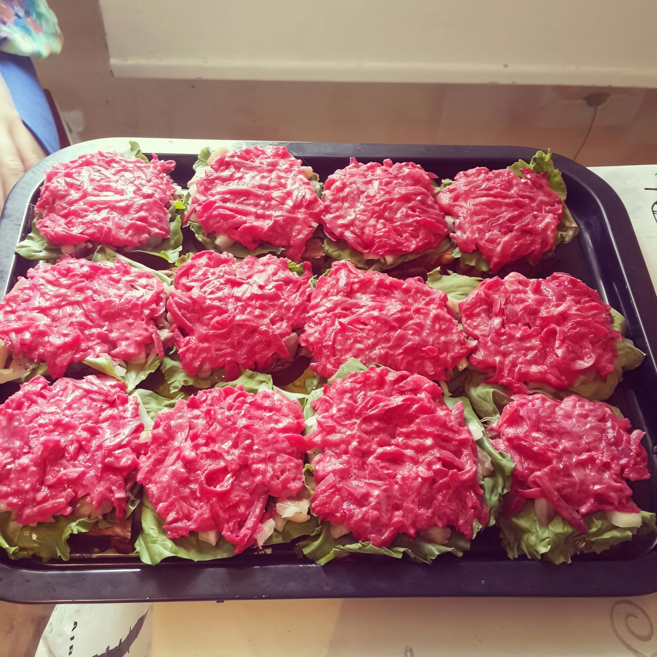 Бутерброд с селедкой и свеклой