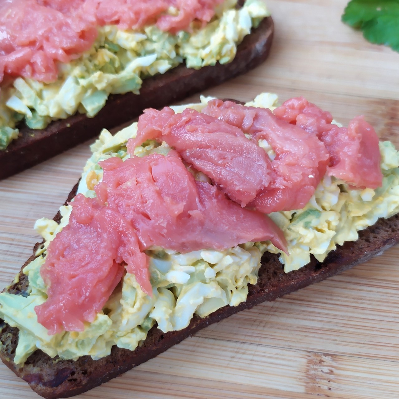 Бутерброд с яйцом, авокадо и красной рыбой