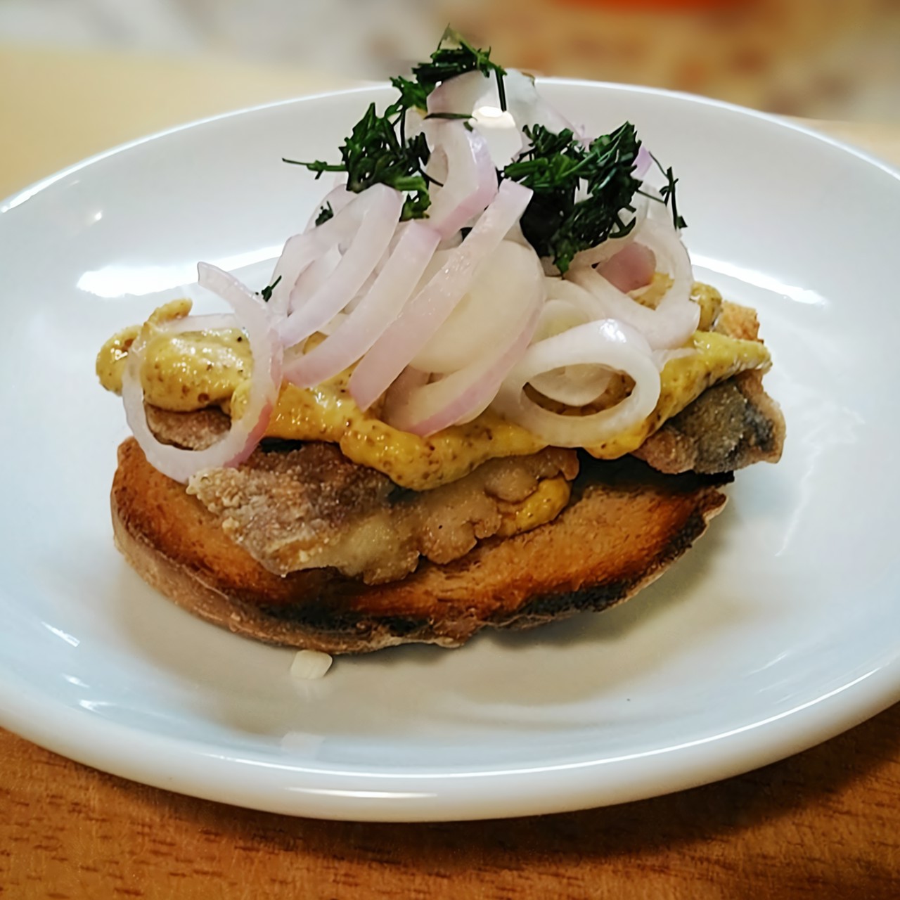 Бутерброд с жареной селедкой по-скандинавски