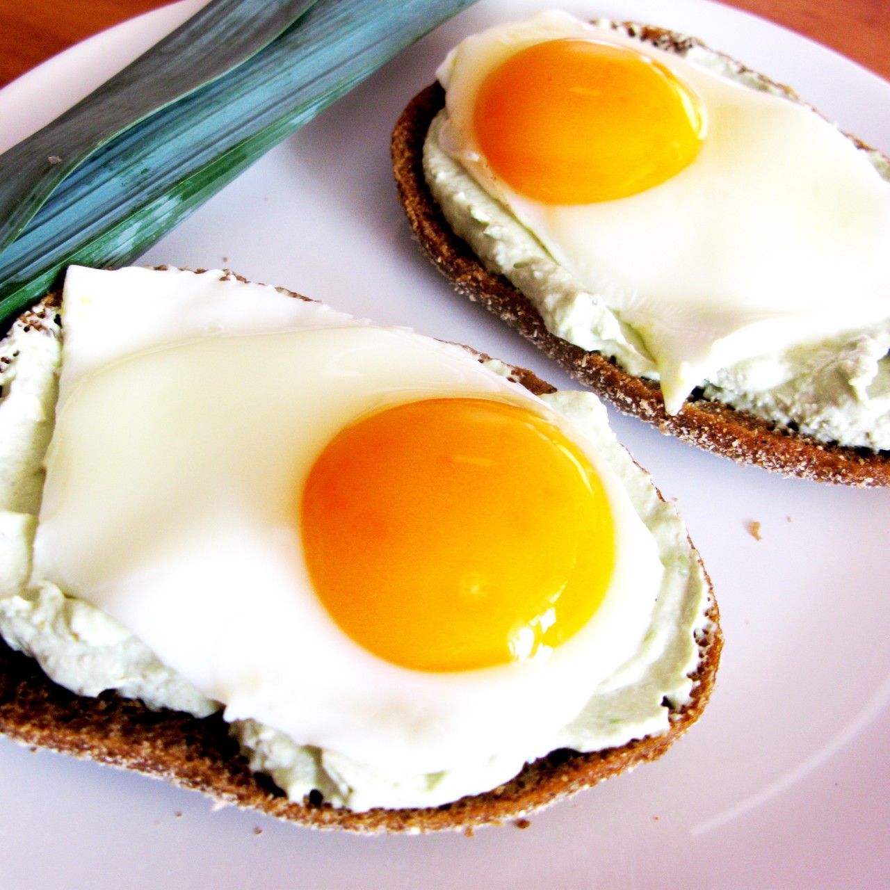 Бутерброды с пастой из авокадо и яичницей