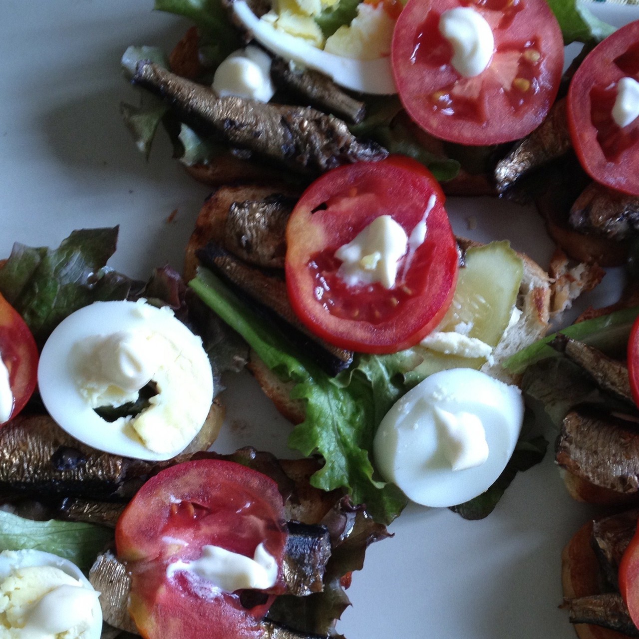 Бутерброды со шпротами, яйцом и помидорами