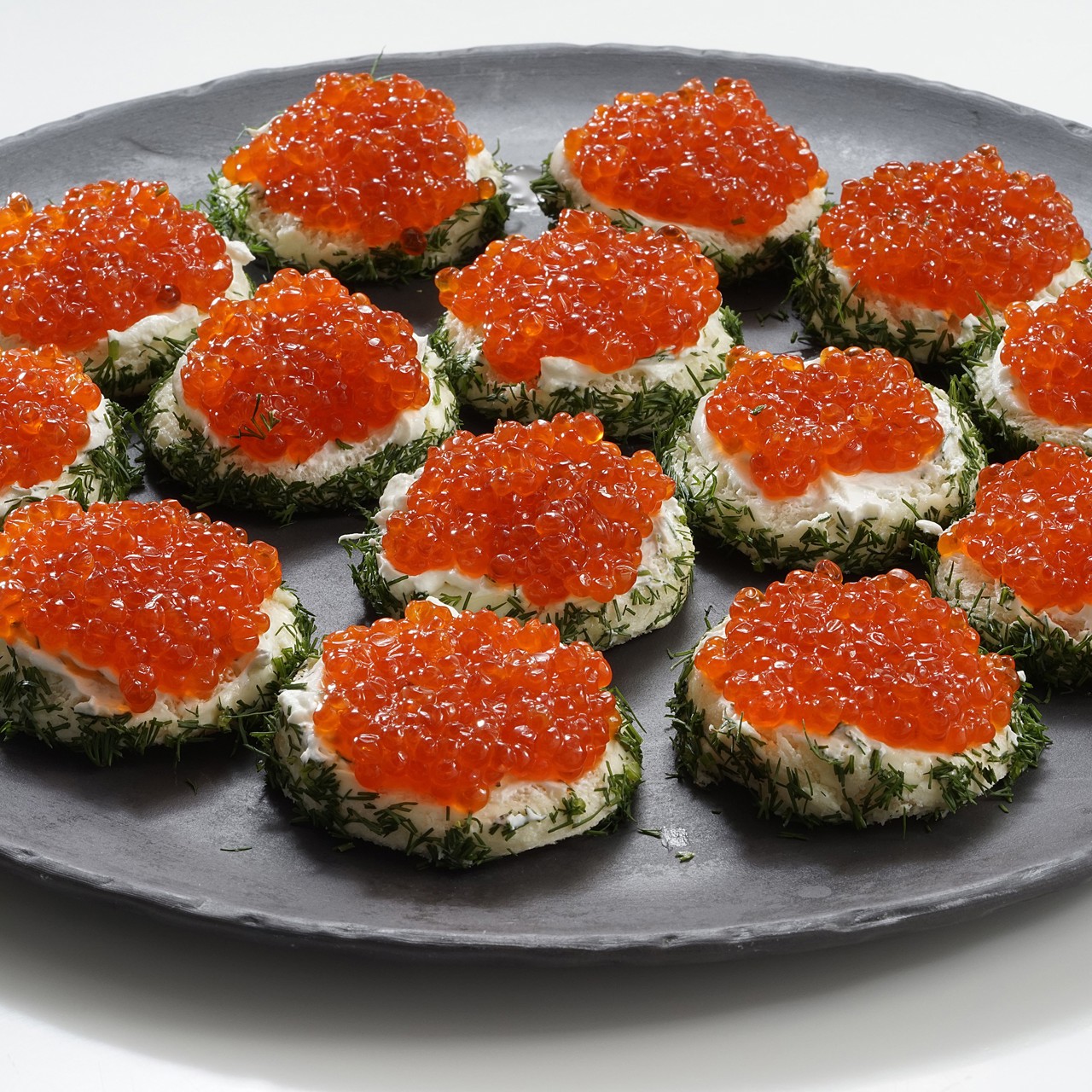 Бутерброды с икрой, укропом и сметаной