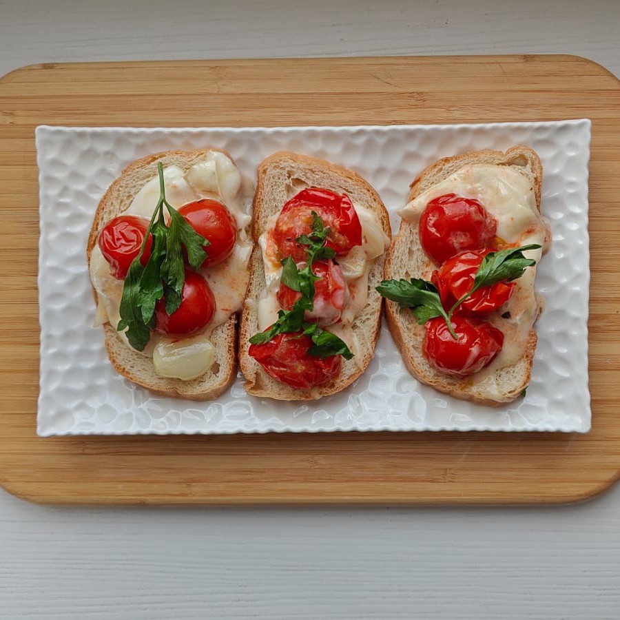 Бутерброды с печеными черри и сыром камамбер