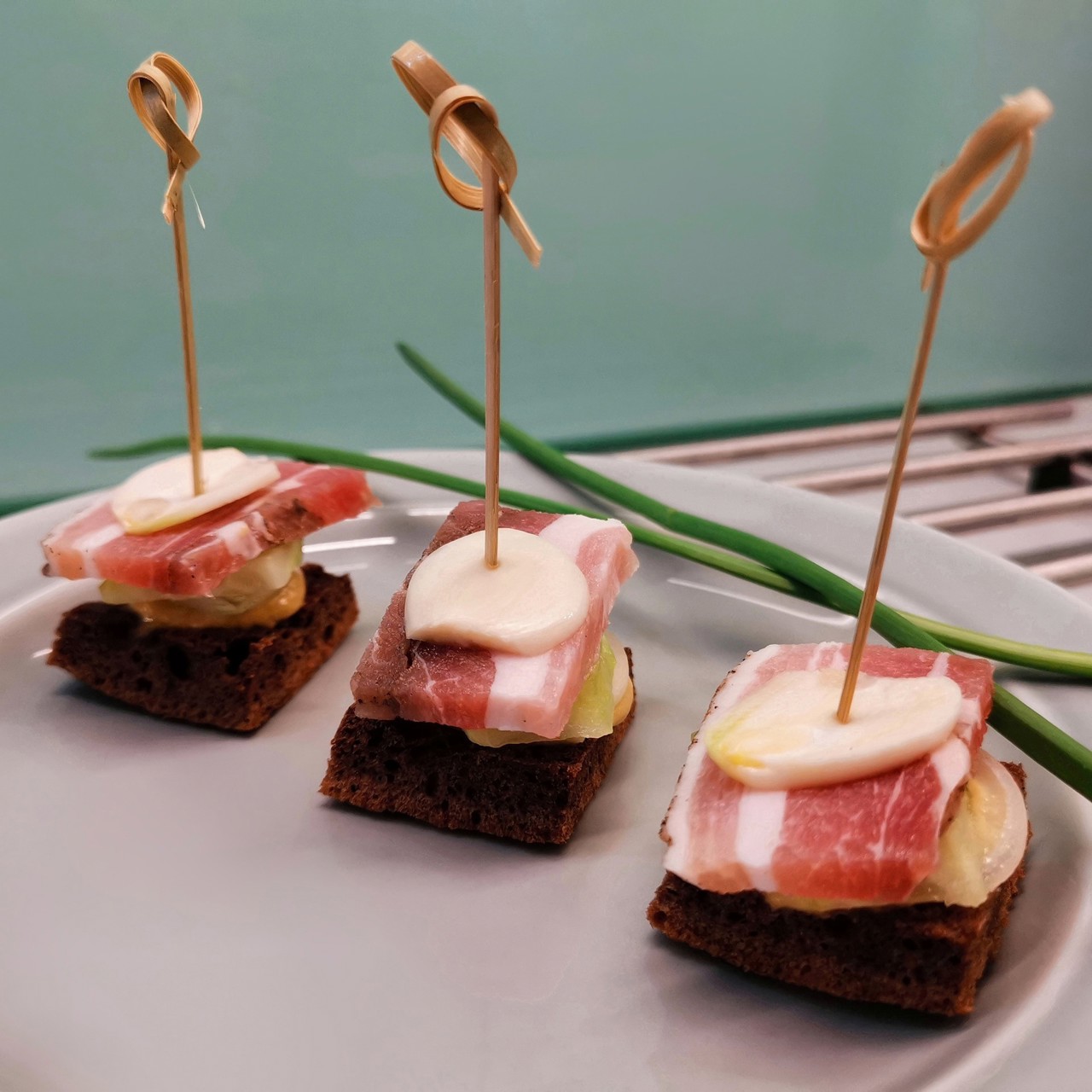 Бутерброды-канапе с салом