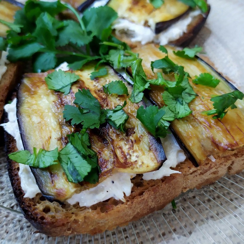 Бутерброды с жареными баклажанами