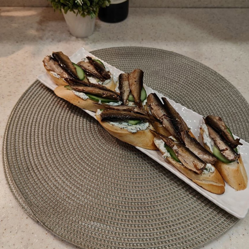 Бутерброды со шпротами и огурцом