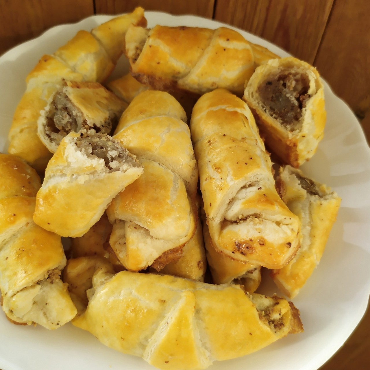 Быстрые рогалики из слоеного теста с грецким орехом