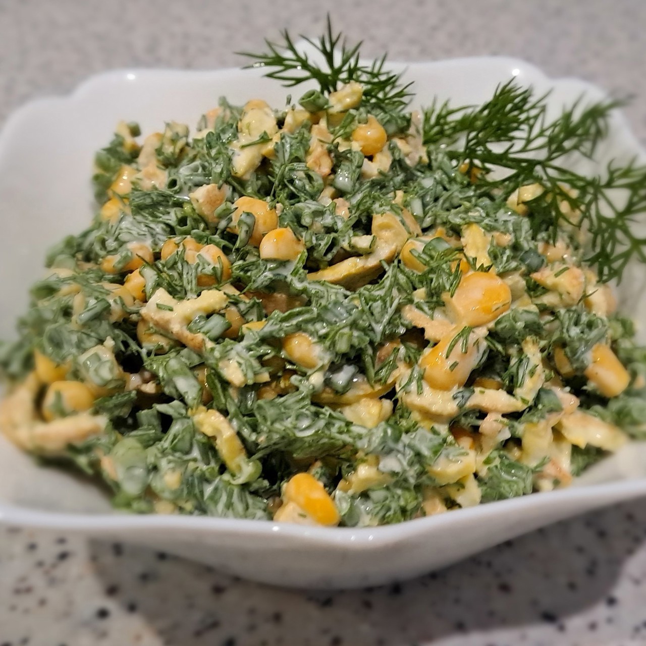 Витаминный салат с яйцами, зеленью и сметаной