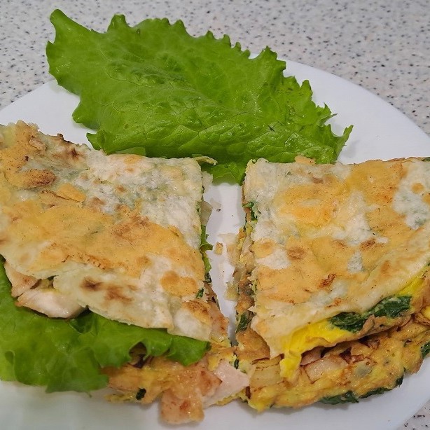 Быстрый завтрак из лаваша и яиц, со шпинатом и куриной грудкой