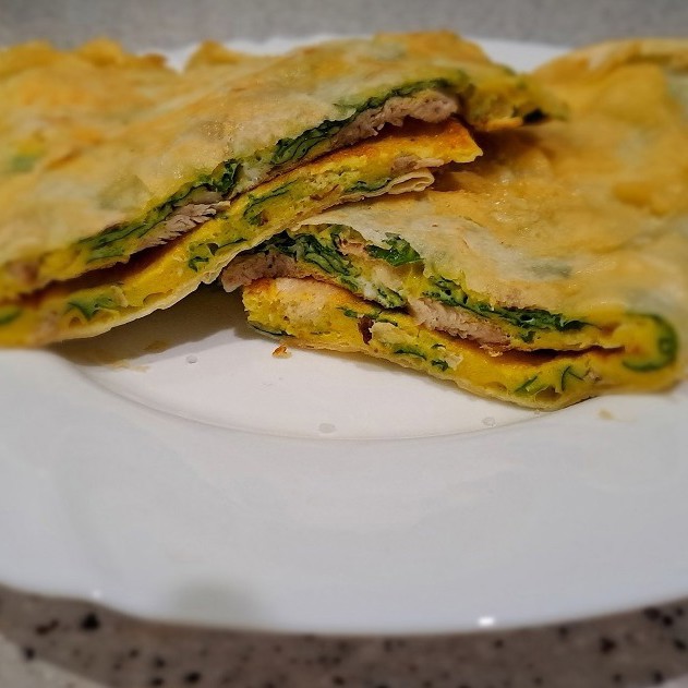 Быстрый завтрак из лаваша и яиц, со шпинатом и куриным мясом