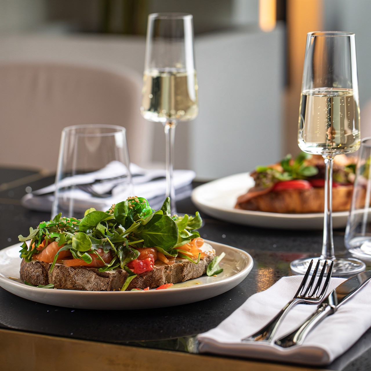 Цельнозерновой тост со слабосоленым лососем и водорослями чука