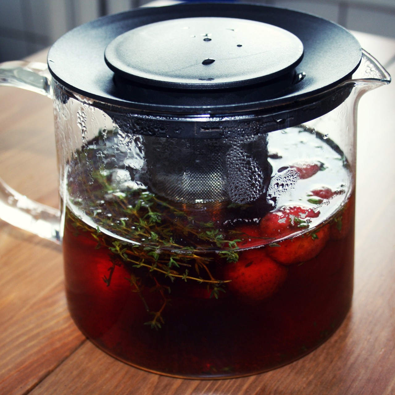 Чай с тимьяном и клубникой