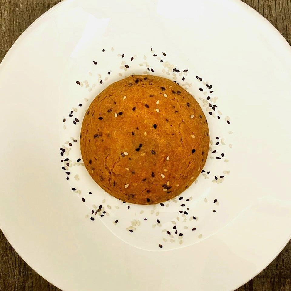 Чечевичные лепешки с кунжутными семечками