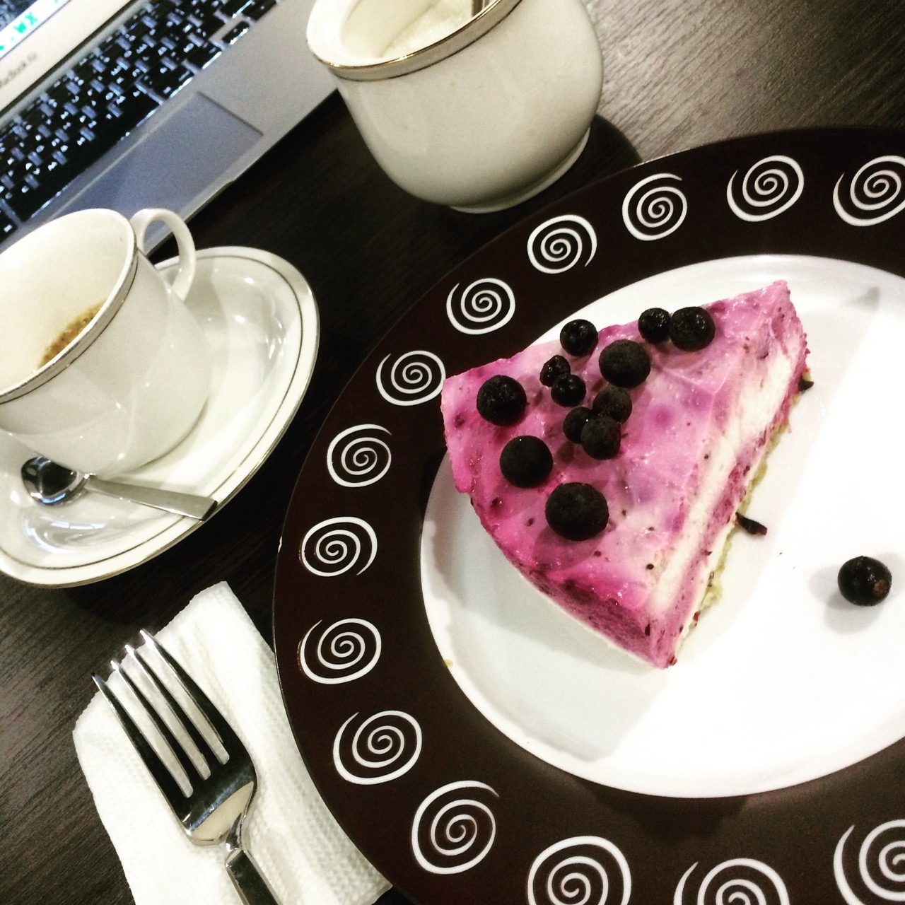 Черничный творожный торт без выпечки