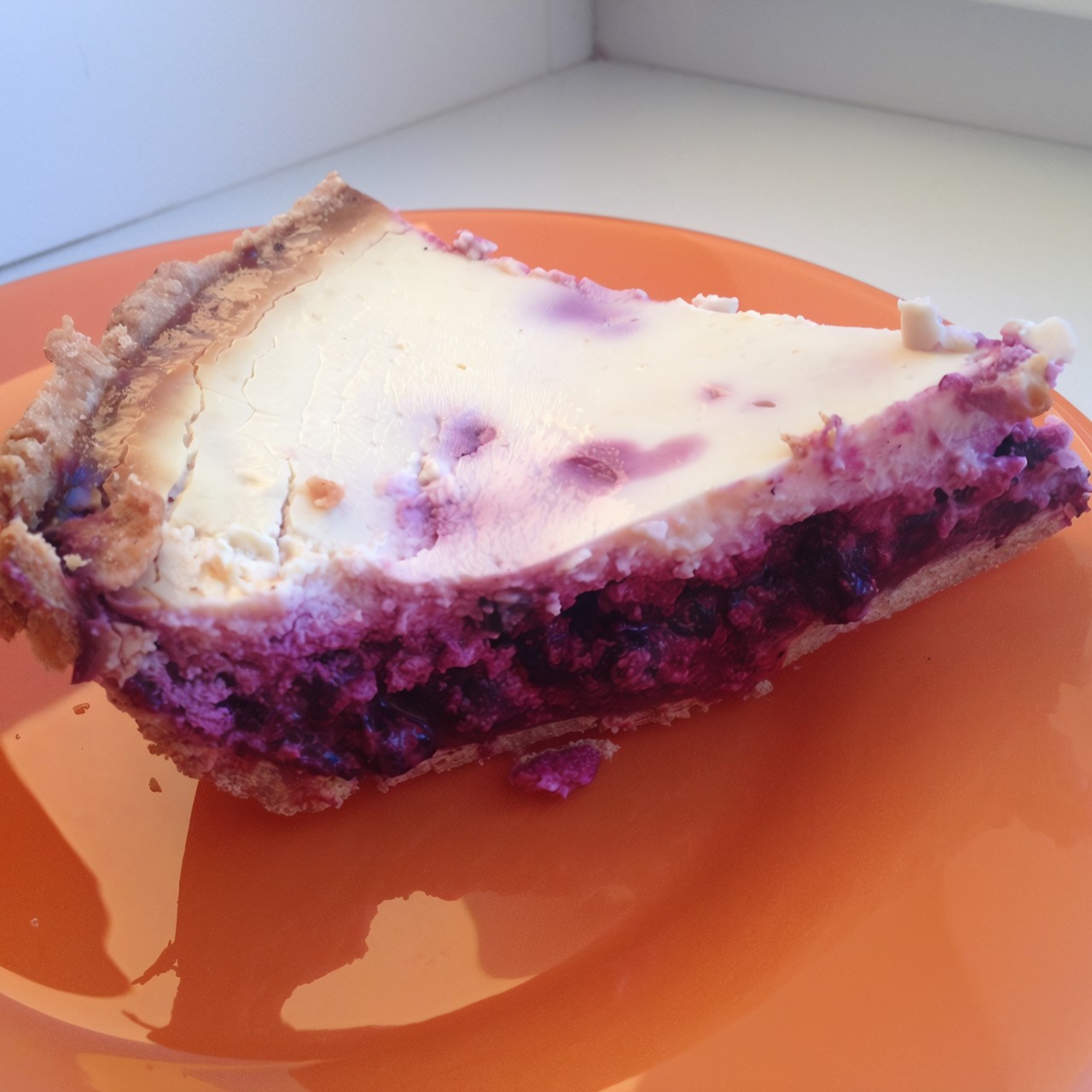 Чернично-сметанный пирог на цельнозерновом корже