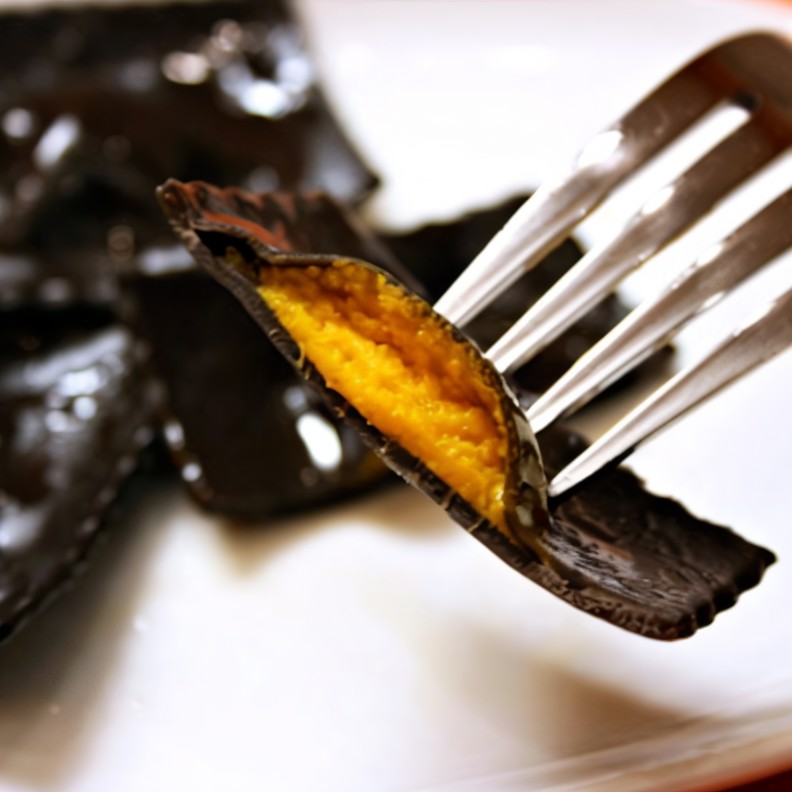 Черные равиоли с тыквой