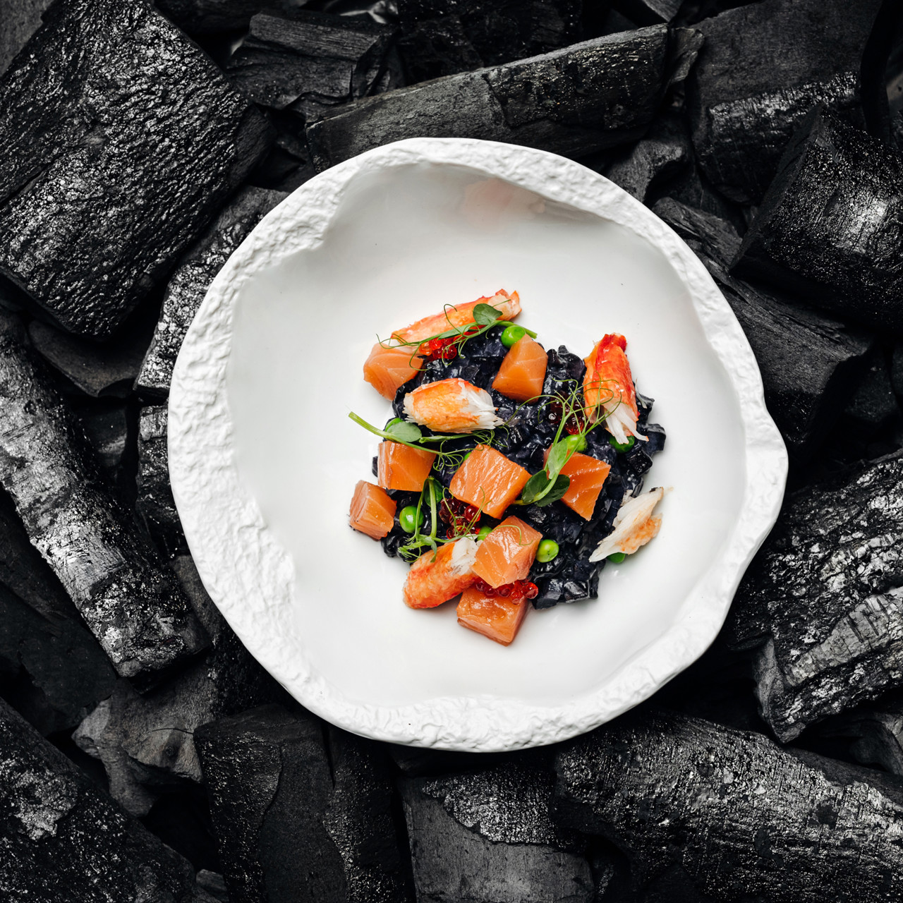 Черный оливье с крабом и красной икрой