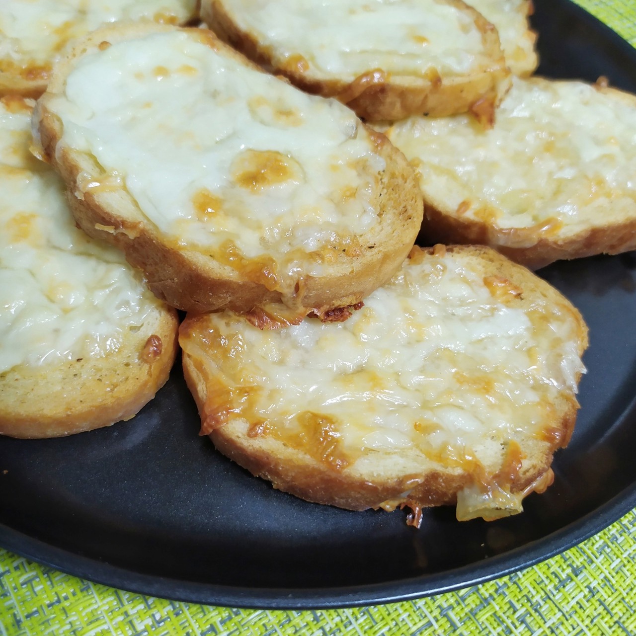 Чесночные гренки с сыром