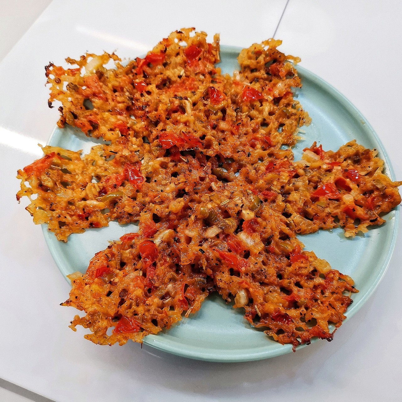 Чесночные сырные хрустящие кето-ломтики