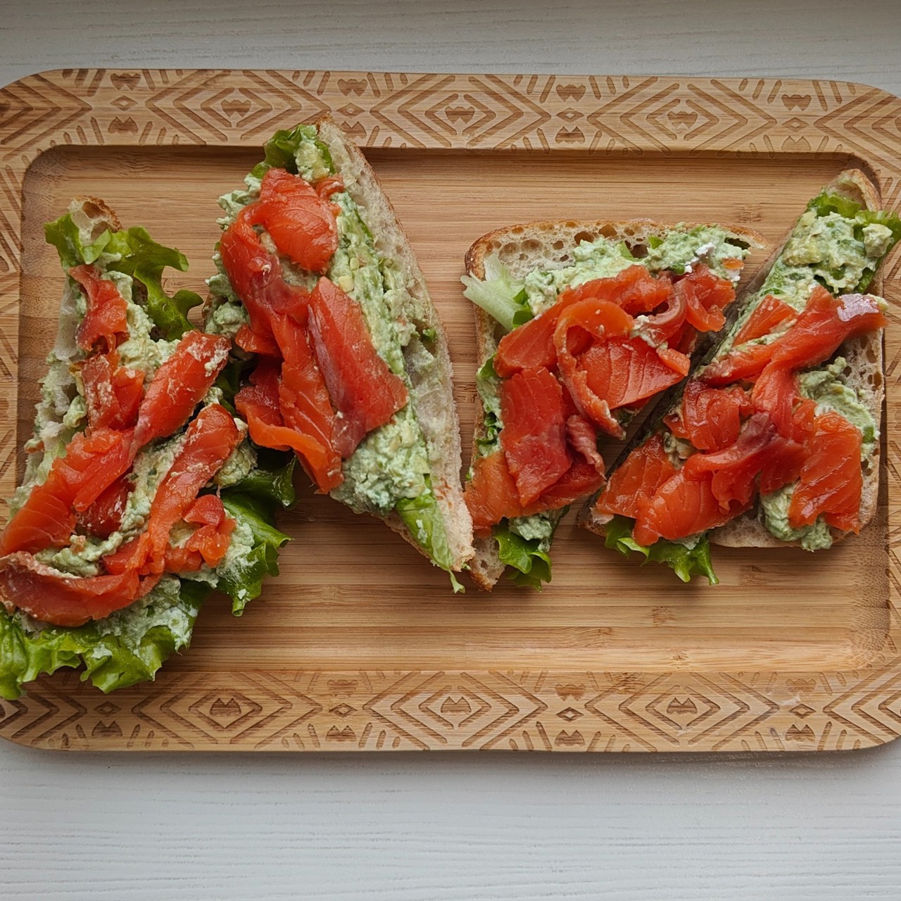 Чиабатта с красной рыбой и авокадо