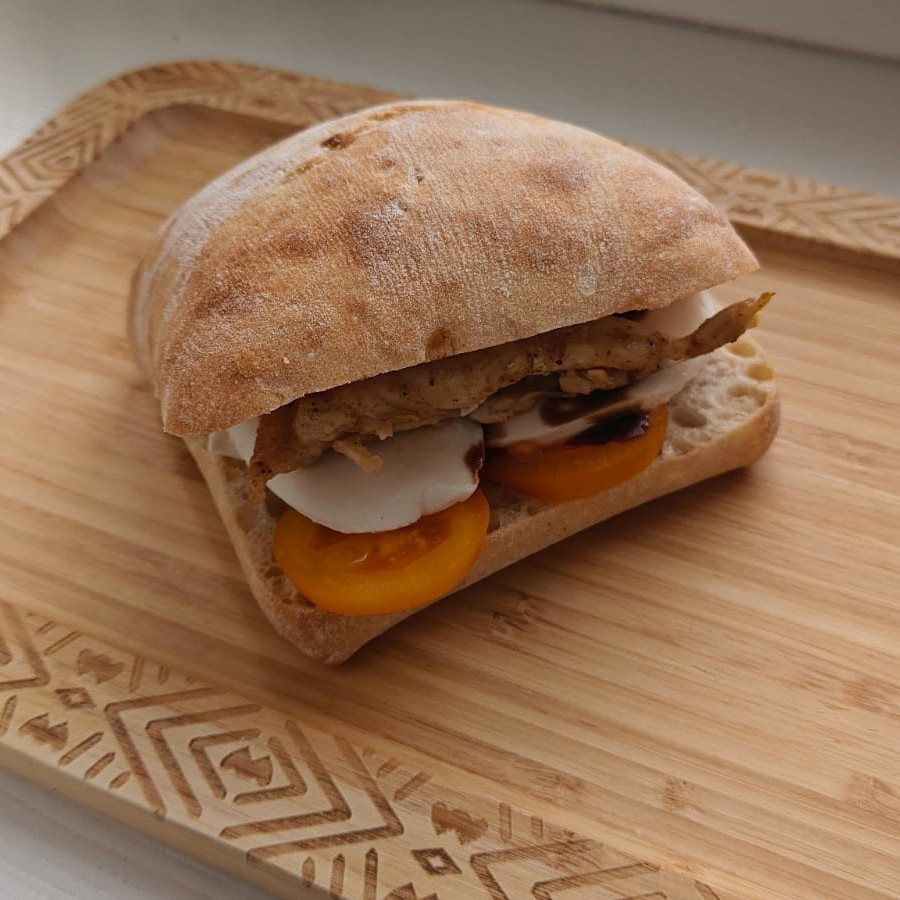 Чиабатта с курицей, моцареллой и помидорами