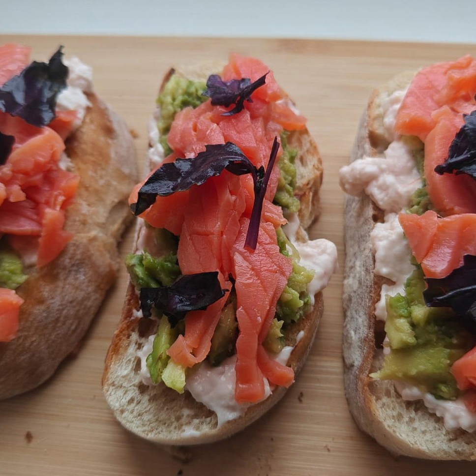 Чиабатта с лососем, крилем и авокадо