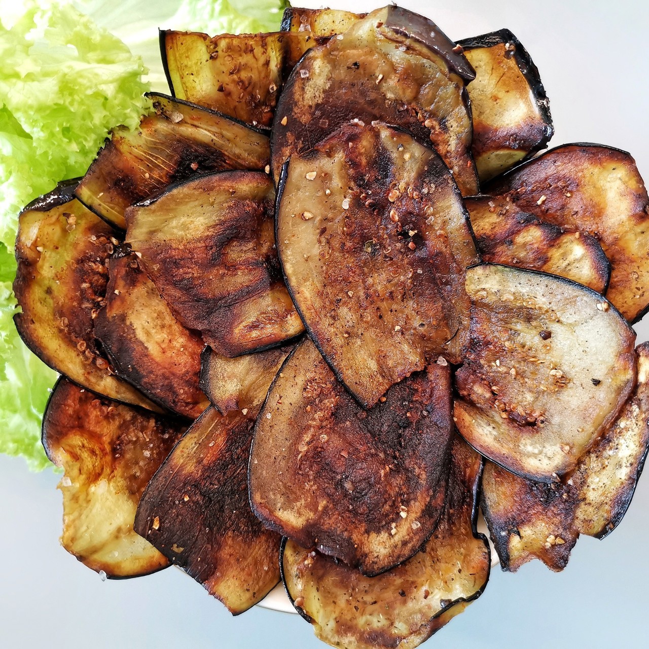 Чипсы из баклажанов с солью и паприкой