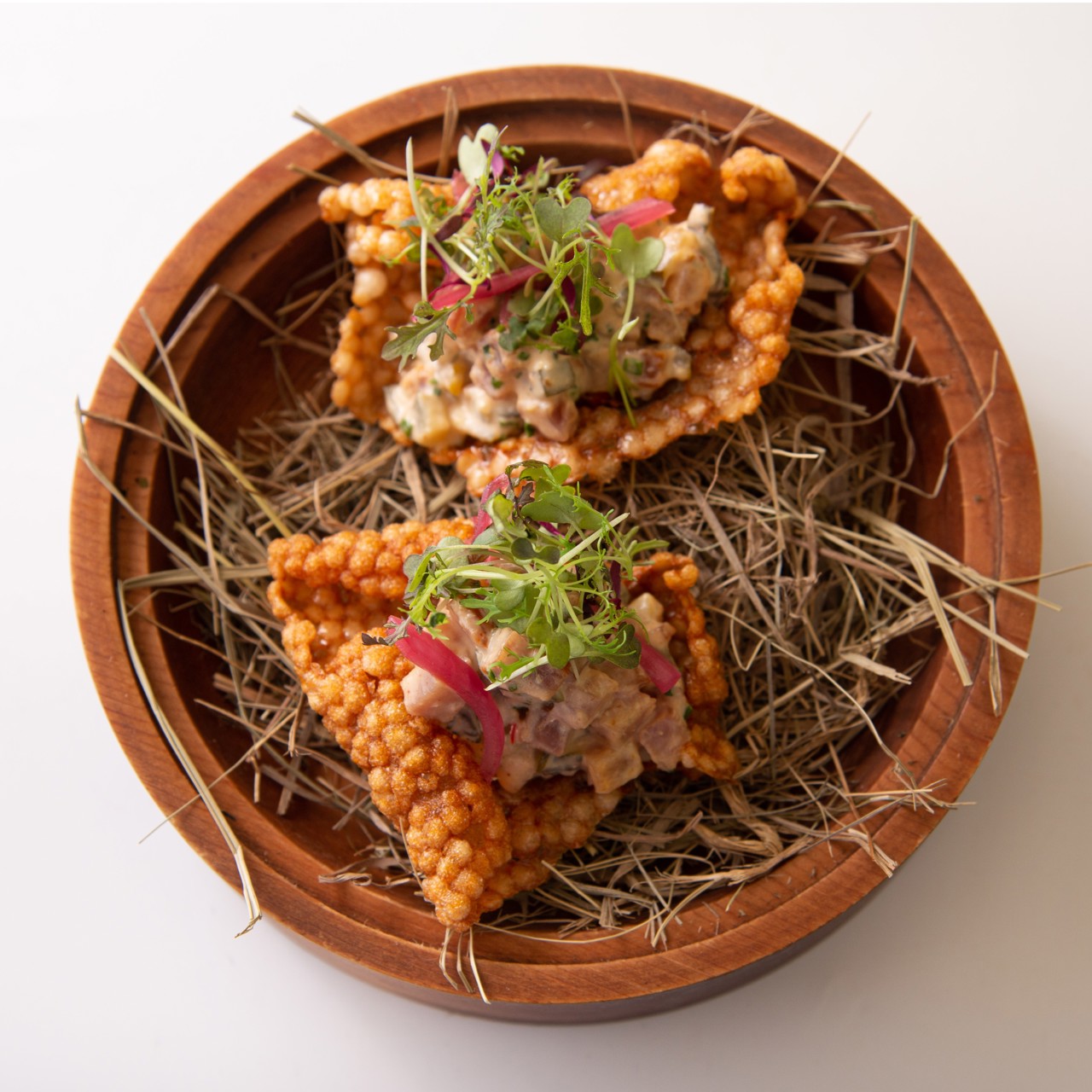 Чипсы из тапиоки, копченый сом и огурцы кимчи