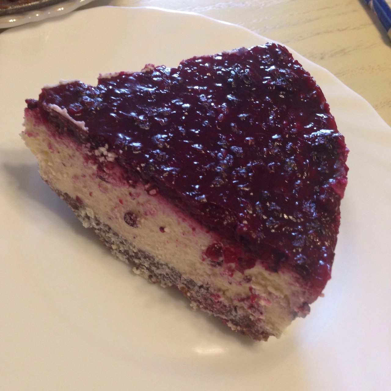 Чизкейк с шоколадно-маковой основой и ягодным топпингом