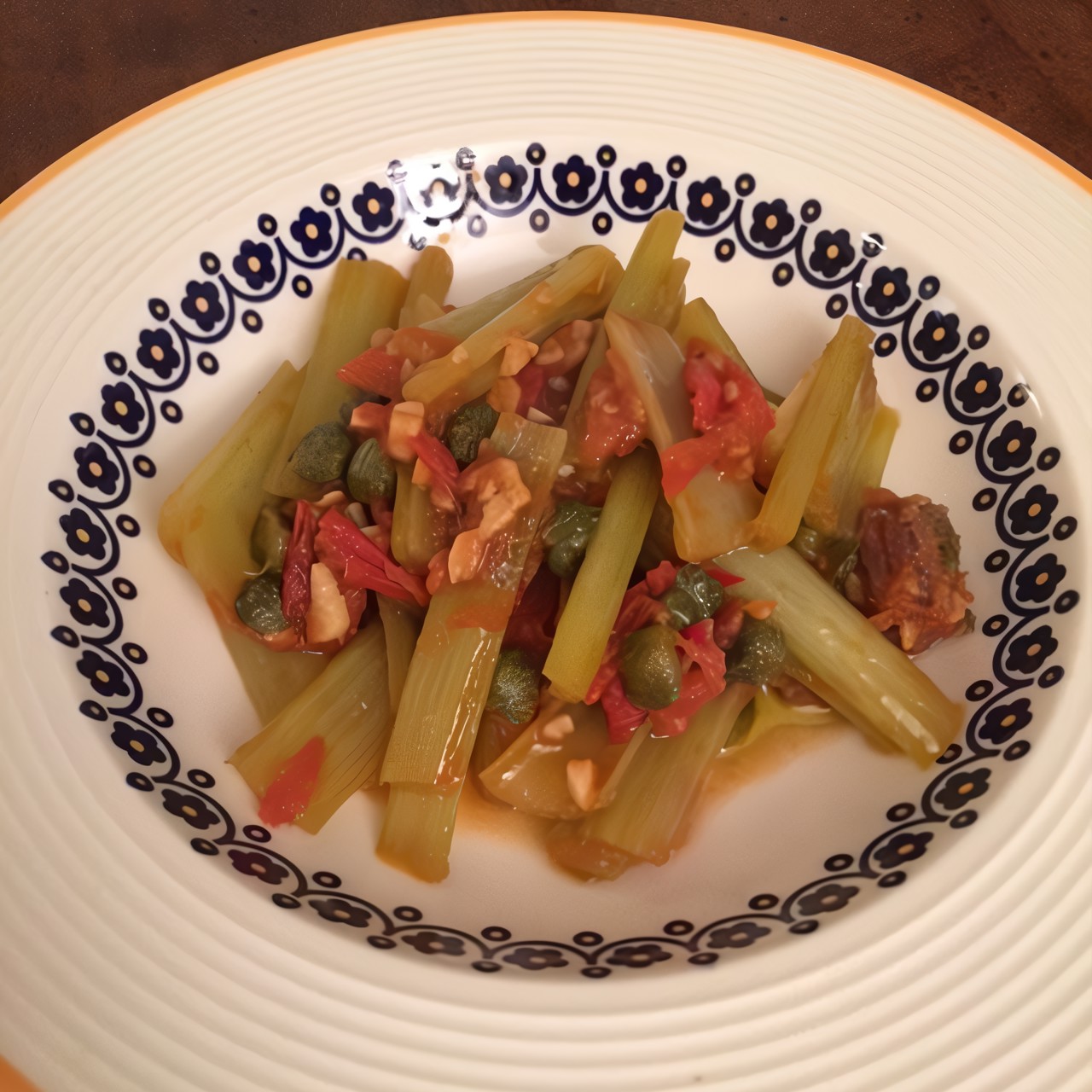 Цикорий, тушенный с помидорами и чесноком