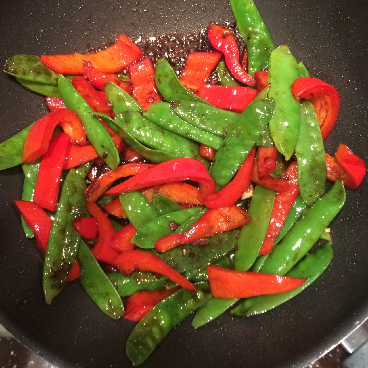 Cтир-фрай из зеленого горошка с соусом кесап манис