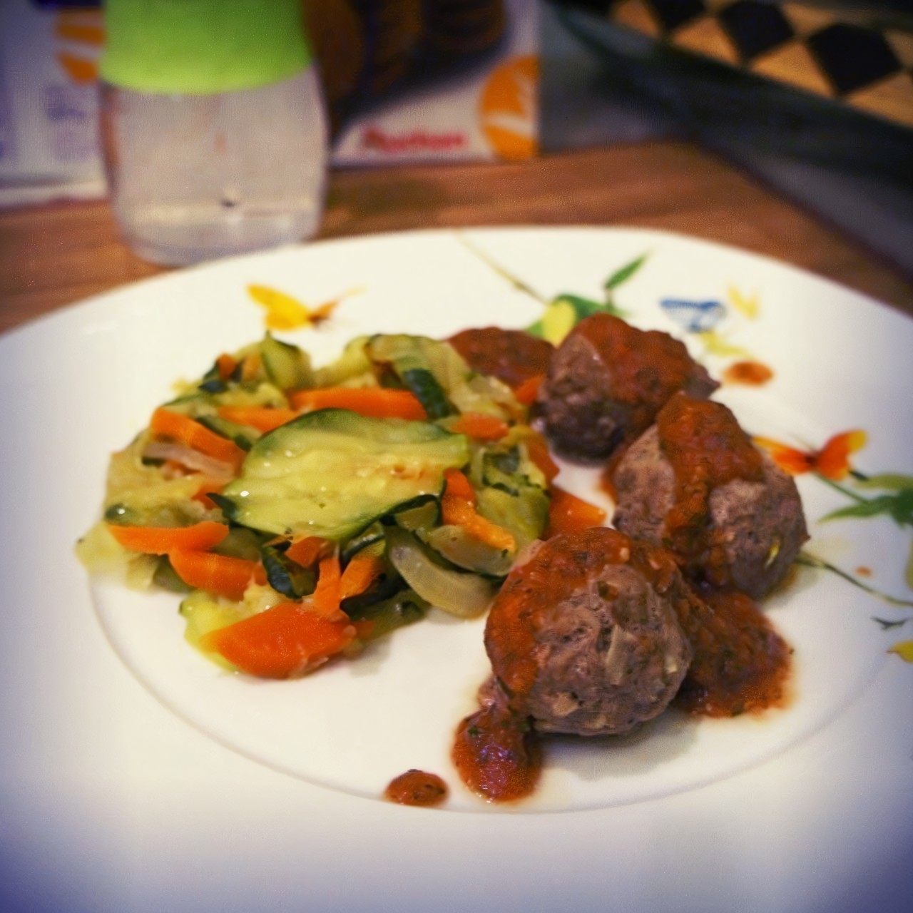 Цукини с фрикадельками и ароматным соусом