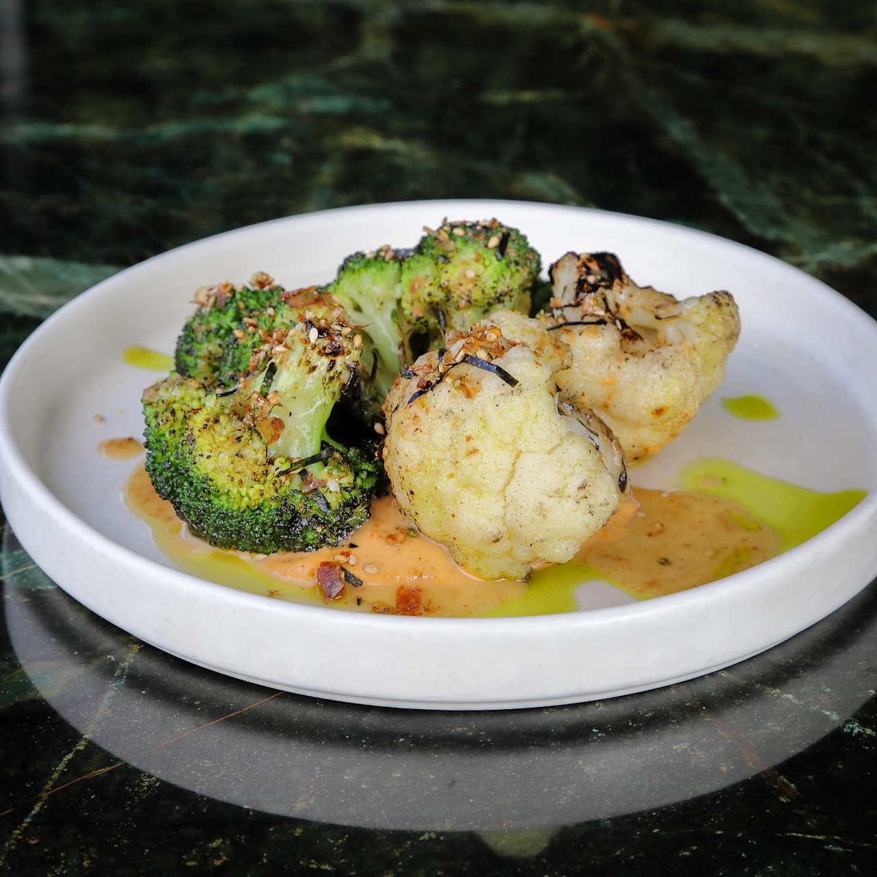 Цветная капуста и брокколи с ореховым соусом