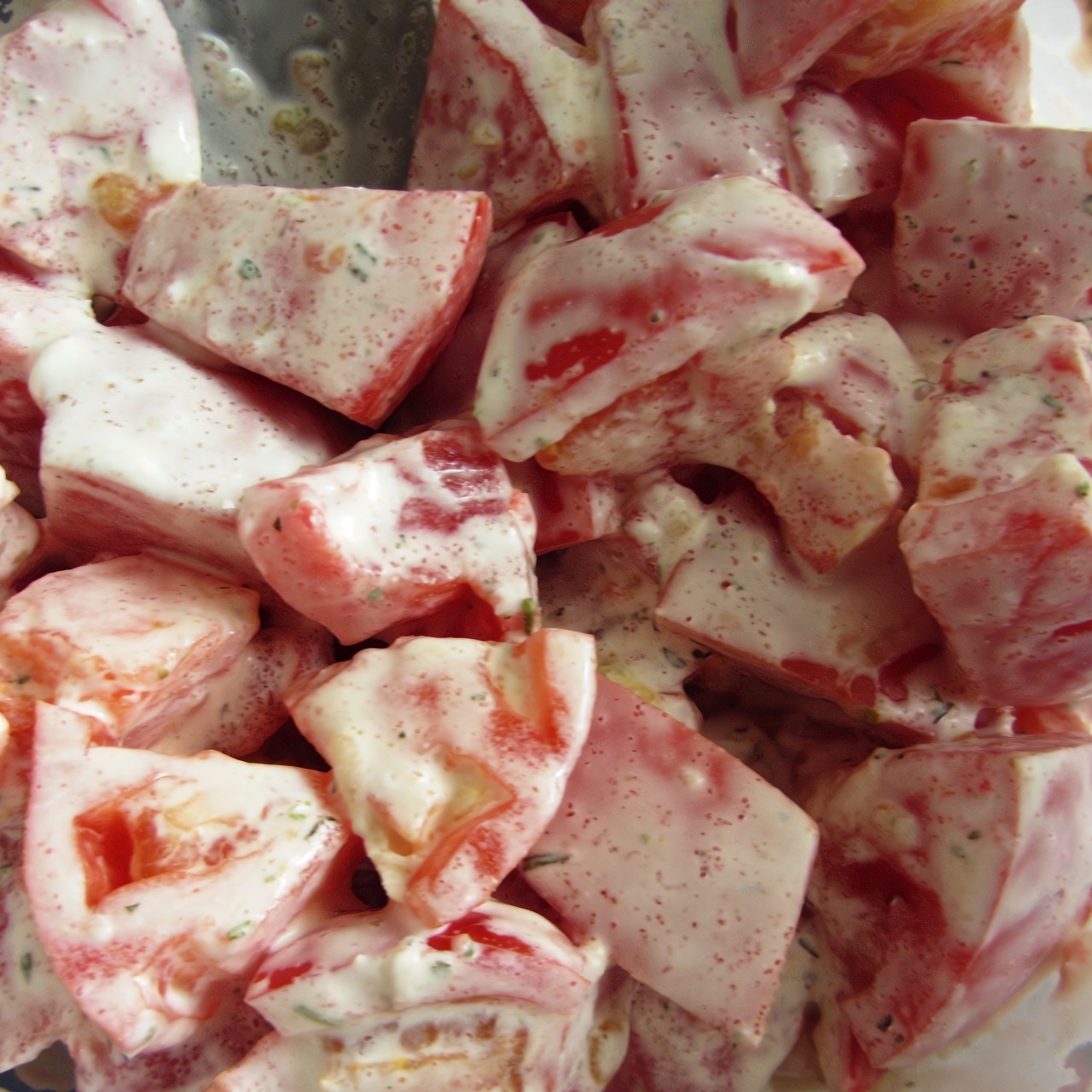 Деревенский салат из томатов, сметаны и зелени