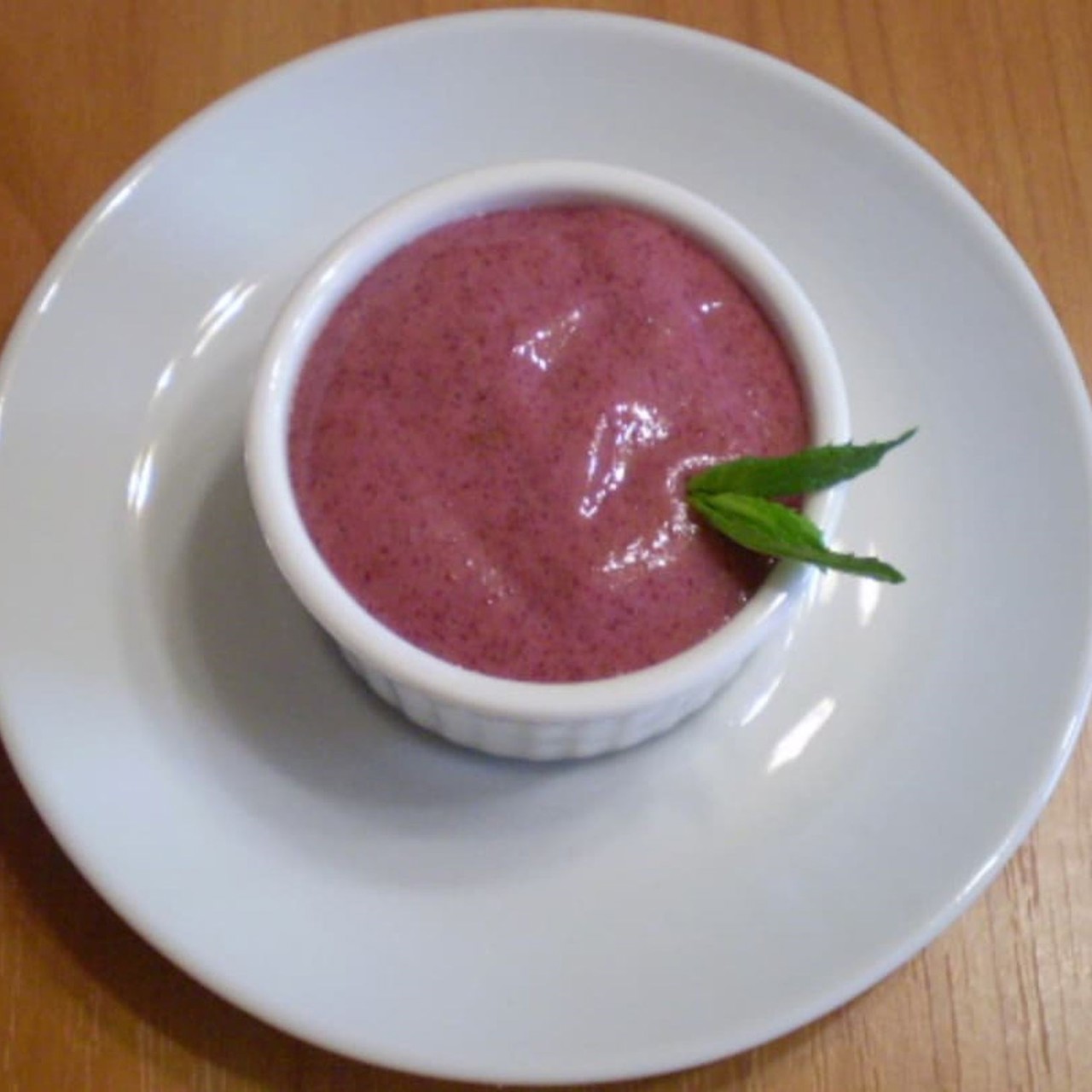 Десерт из смородины и ликера