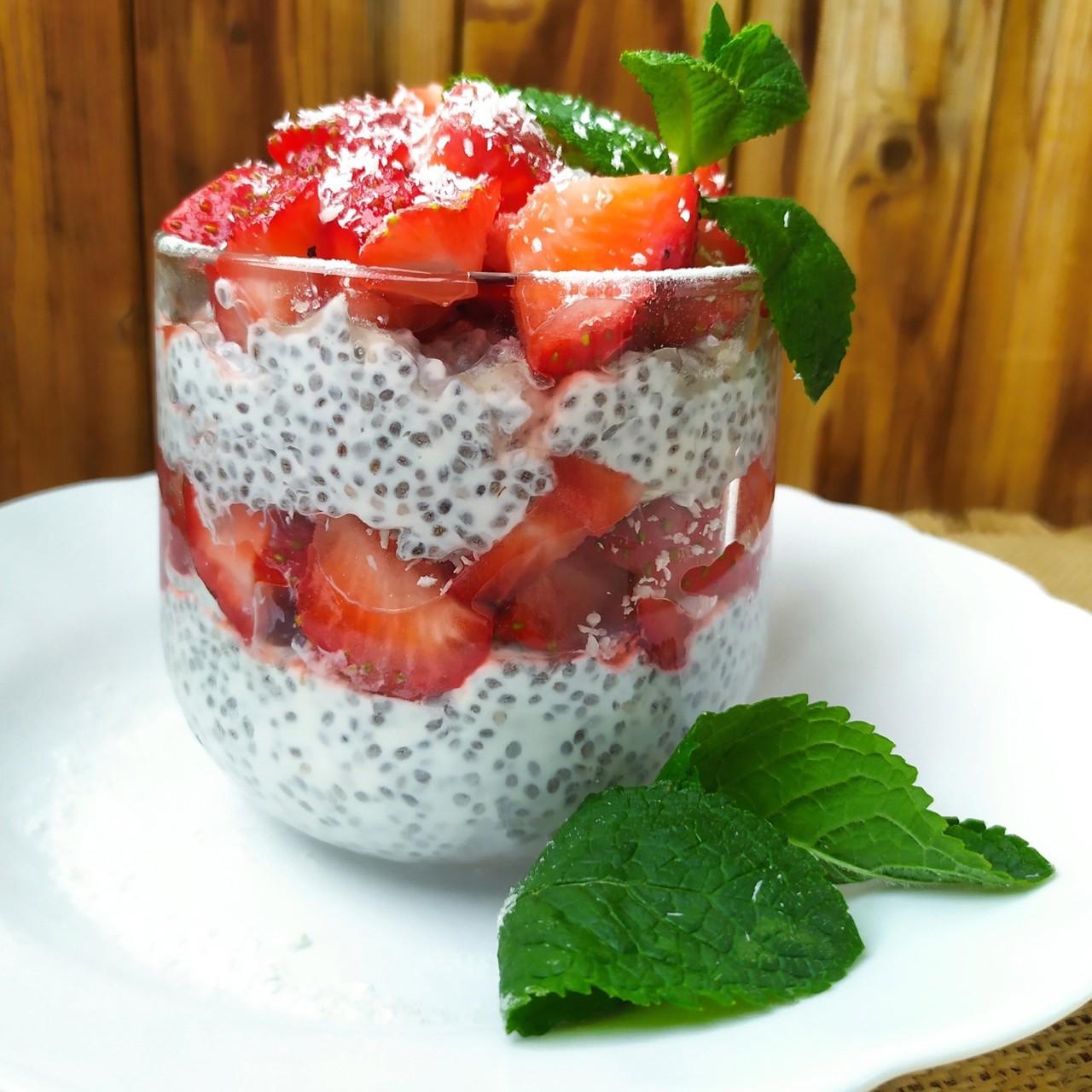 Десерт с семенами чиа и клубникой