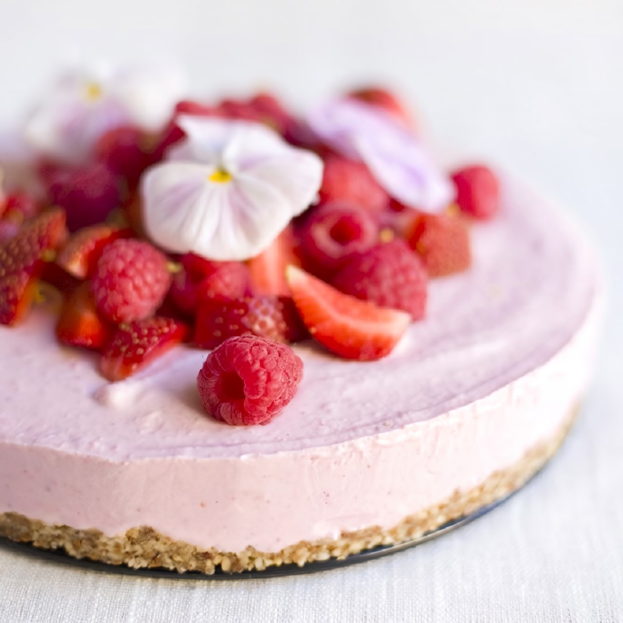 Диетический кокосовый чизкейк с малиной