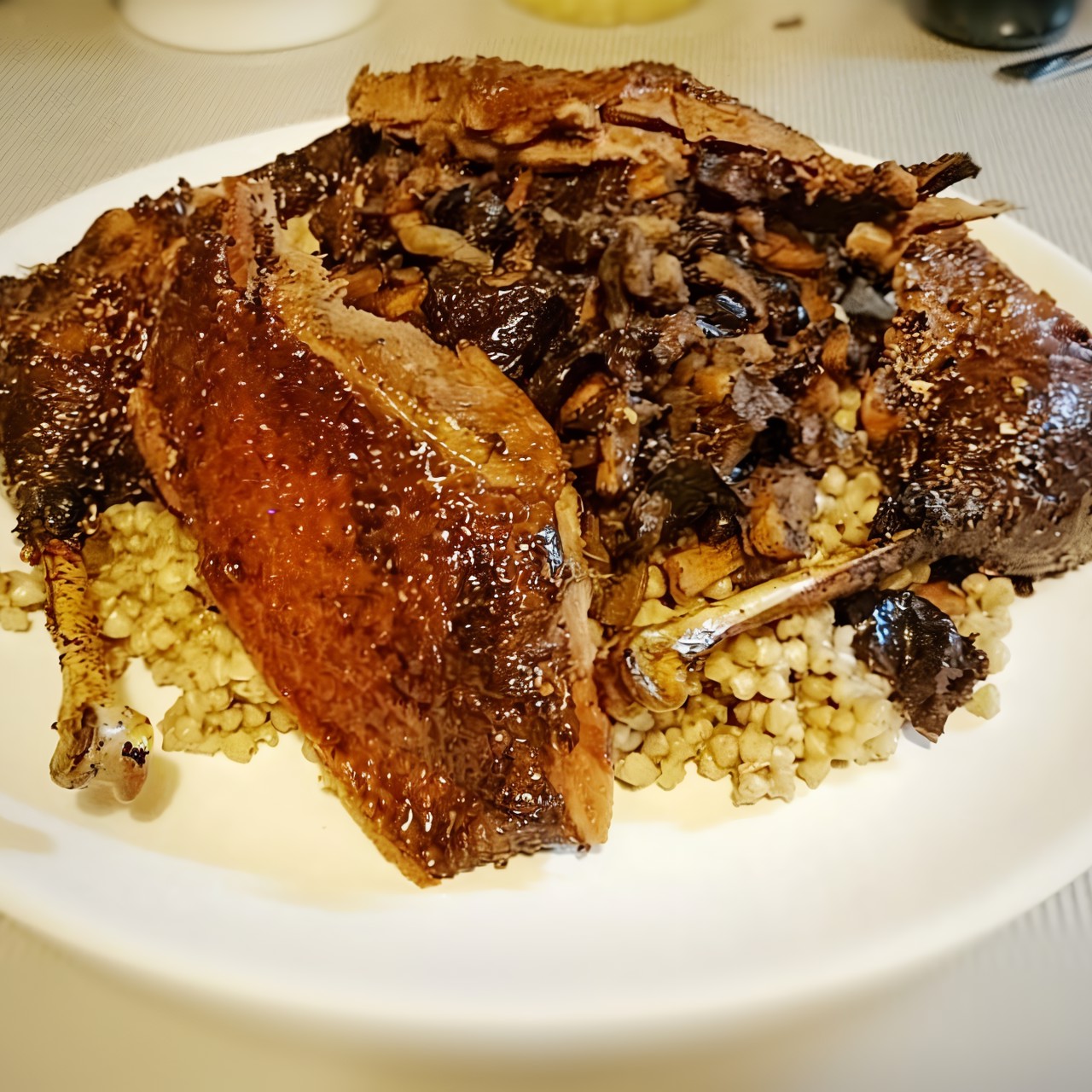 Дикий гусь с яблоками и черносливом