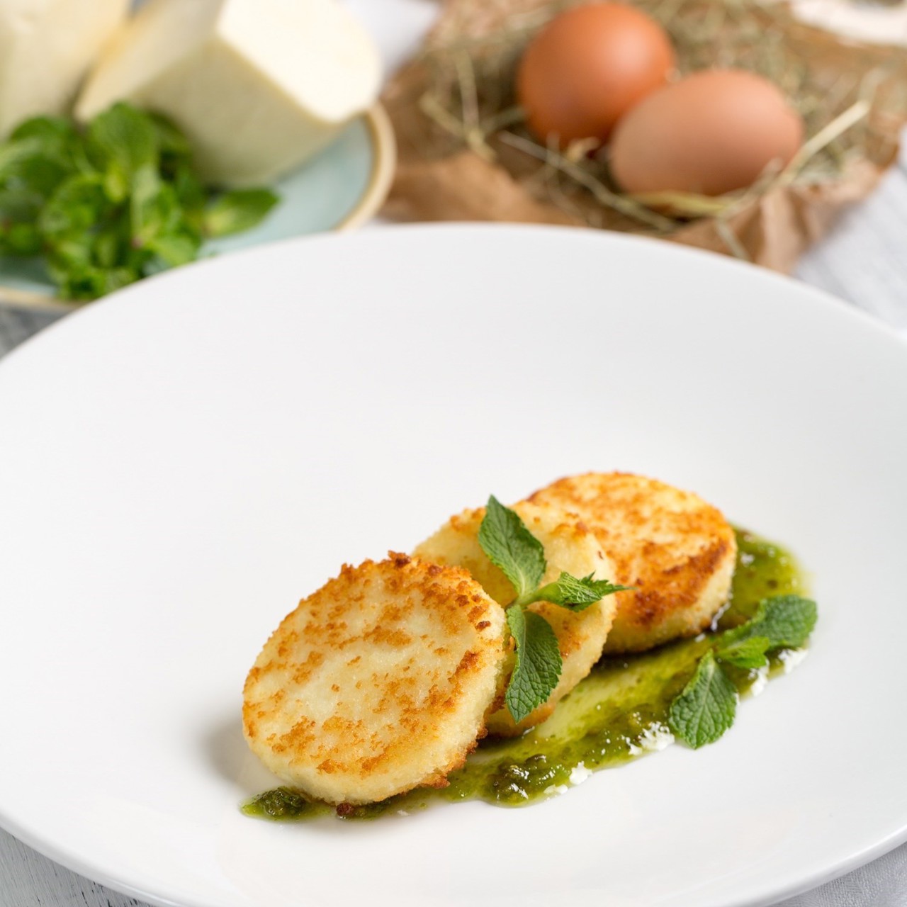 Домашние сырники с карамельным соусом