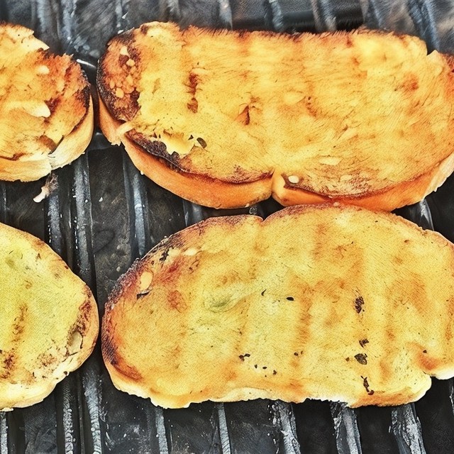 Домашний чесночный хлеб на гриле