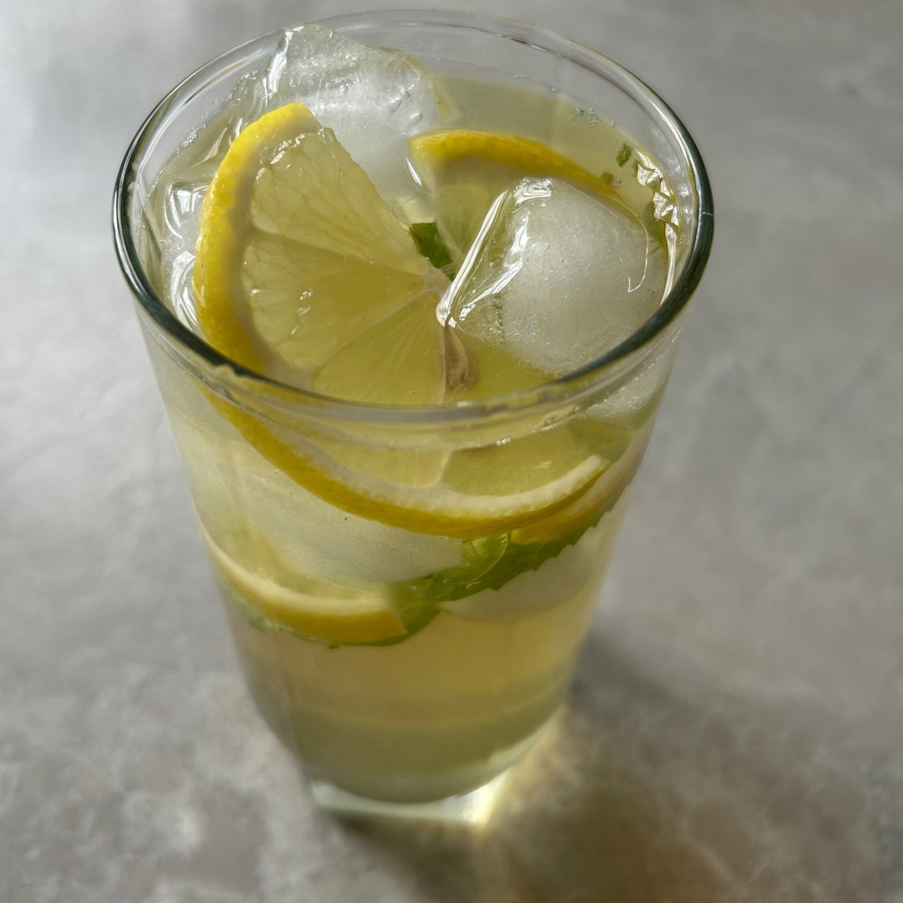 Домашний чай с лимоном и мятой