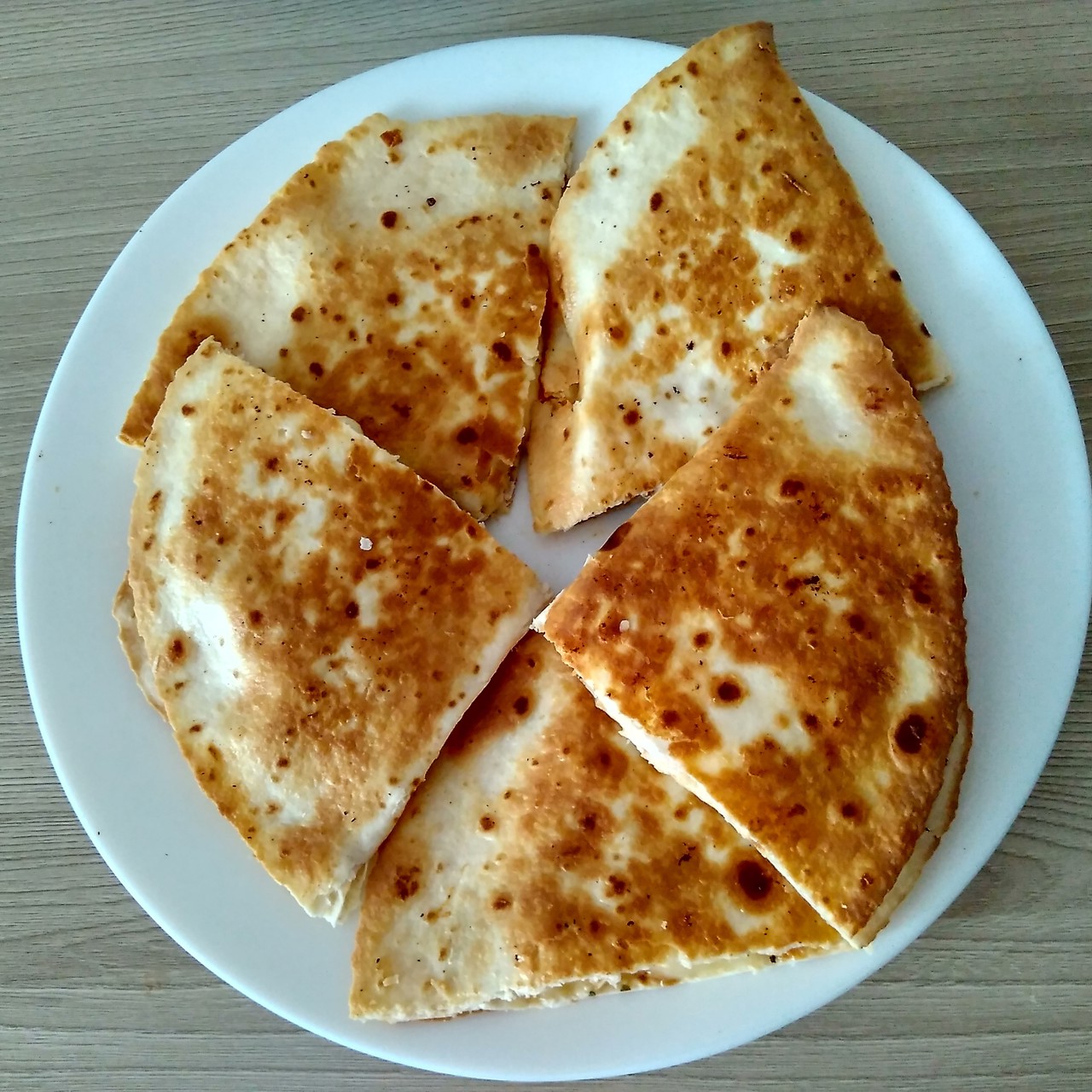 Домашняя кесадилья с курицей и сыром