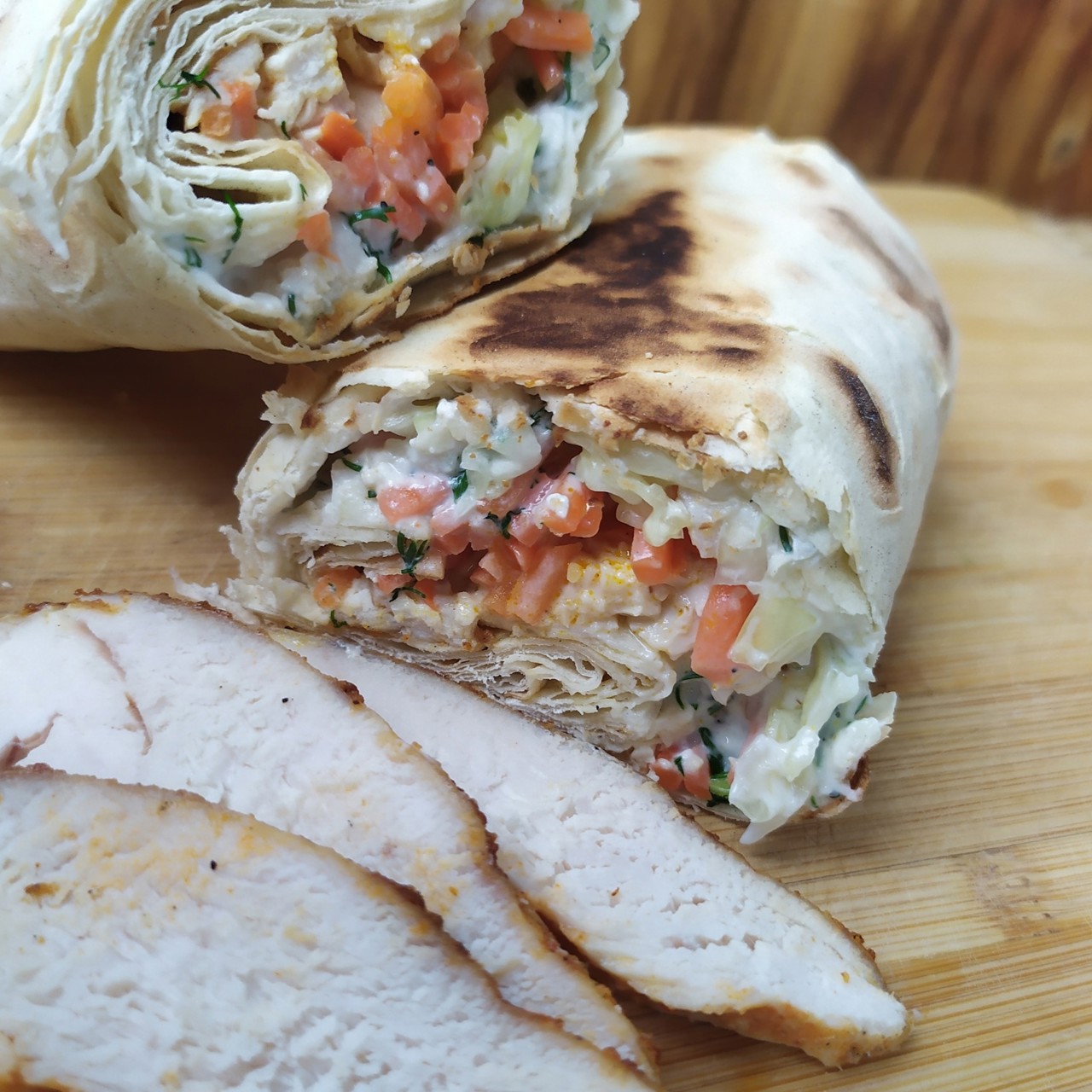 Домашняя шаурма с запеченной грудкой и йогуртовым соусом