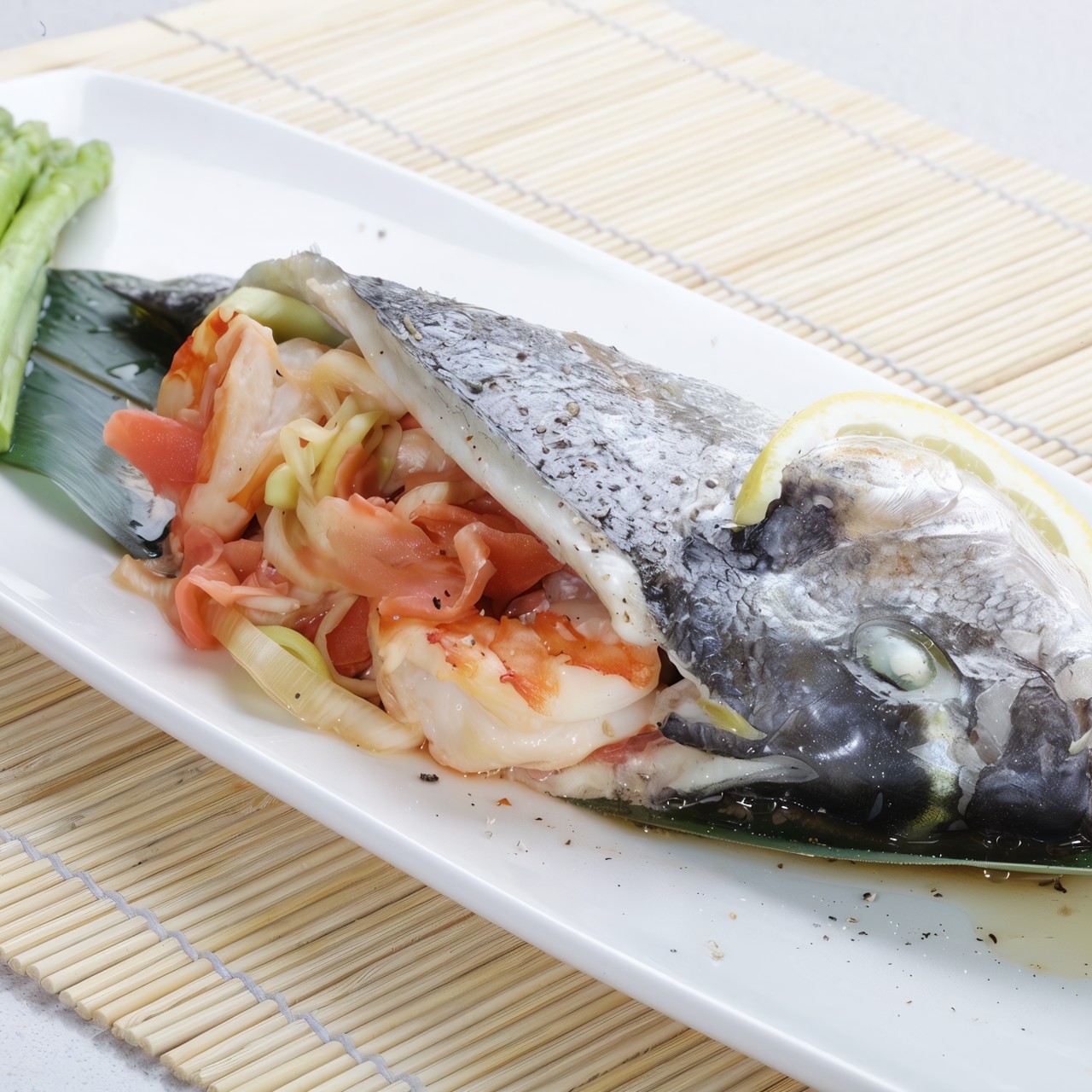 Дорада на пару с креветками и спаржей